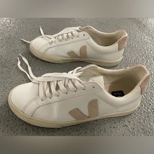 White Vejas sneakers - size 9 (Eur 40)